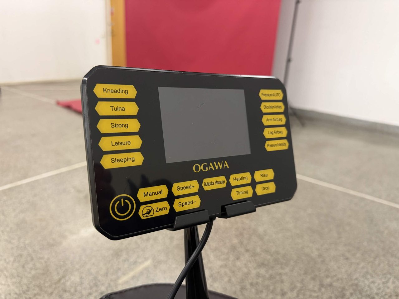 Kontrollpanelen till Ogawa Prima med guldfärgade knappar och display i mitten